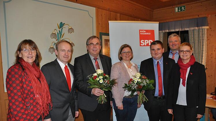 Sie vertreten die SPD bei den Landtags- und Bezirkstagswahlen im kommenden Jahr: Ren&eacute; van Eckert (Dritter von rechts) als Direktkandidat f&uuml;r den Landtag, Bernhard Ru&szlig; (Dritter von links) als Direktkandidat f&uuml;r den Bezirkstag. Landtagslistenkandidatin ist Johanna Bamberg-Reinwand (Mitte) und Bezirkstagslistenkandidat Thorsten Raschert (Zweiter von links). Mit auf dem Bild  MdL Kathi Petersen (links), MdB Sabine Dittmar (rechts) sowie der Versammlungsleiter und Eberner B&uuml;rgermeister J&uuml;rgen Henn...