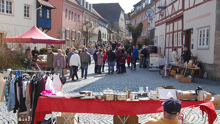 Ab Mittag drängten sich die Besucher auf dem Münnerstädter Ostermarkt. Foto: Sigismund von Dobschütz