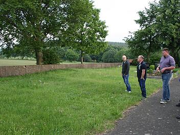 Der Gemeinderat von Geroda schaute sich vor Ort in Platz um:  Am Friedhof Platz soll hier  ein Urnengräberfeld angelegt werden. Foto: Gabriele Sell