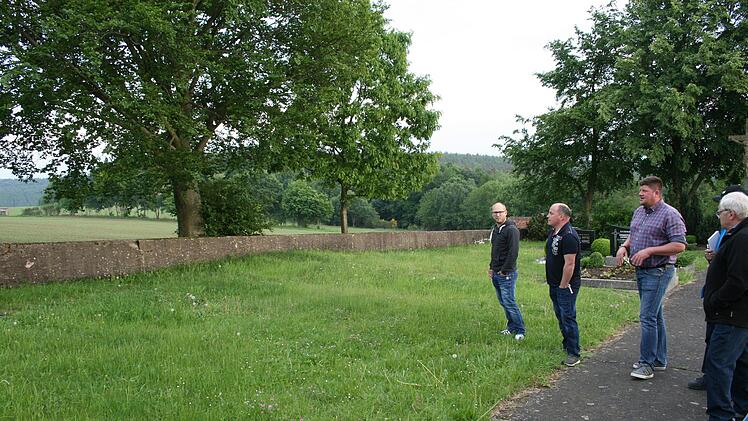 Der Gemeinderat von Geroda schaute sich vor Ort in Platz um:  Am Friedhof Platz soll hier  ein Urnengräberfeld angelegt werden. Foto: Gabriele Sell