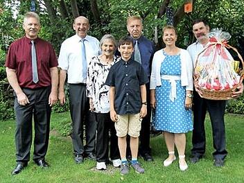 Sohn Robert Hesl, Bürgermeister Bernhard Seeberger, das Jubelpaar mit Enkel Benjamin und Tochter Petra sowie zweiter Bürgermeister Werner Schorr (v. l.)  Foto: Richard Sänger