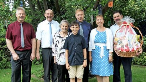 Sohn Robert Hesl, Bürgermeister Bernhard Seeberger, das Jubelpaar mit Enkel Benjamin und Tochter Petra sowie zweiter Bürgermeister Werner Schorr (v. l.)  Foto: Richard Sänger