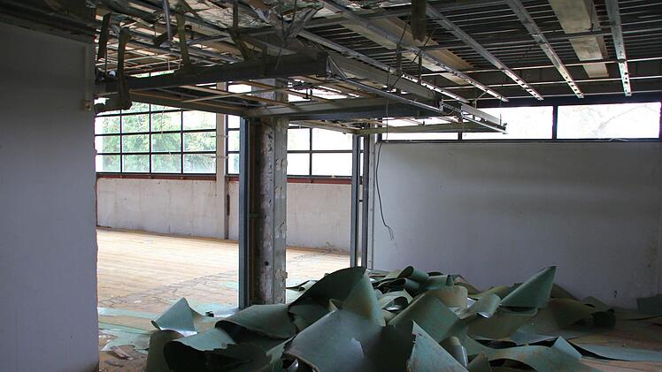 Ein letzter Rundgang durch die alte Dreifachsporthalle: Im Inneren ist der Abriss schon im Gange.Foto: Ulrike Nauer