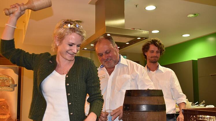 "Ozapft is!" Die amtierende Bierkönigin Johanna zapfte mit Martin Ständner und Braumeister Sebastian Hacker ein Fass Ostermärzen an. Foto: Uschi Prawitz