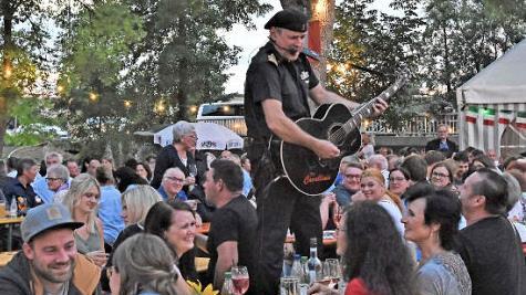 Viele Besucher der "Italienischen Nacht" des SV Sylbach waren wegen der Band "Die Cavallinis" (im Bild der Gitarrist Roland Rink) gekommen, die mit ihren Instrumenten mitten im Publikum spielten.