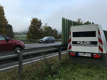 Der neue teilstationäre Blitzer des Polizeipräsidiums Unterfranken steht aktuell zum ersten Mal im Landkreis. Foto: Ralf Ruppert