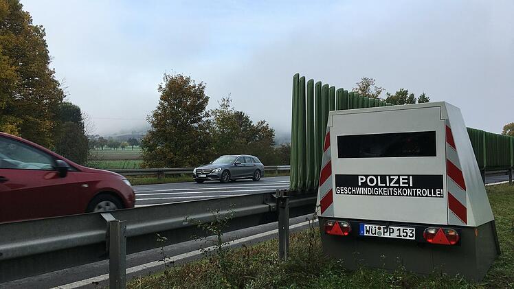 Der neue teilstationäre Blitzer des Polizeipräsidiums Unterfranken steht aktuell zum ersten Mal im Landkreis. Foto: Ralf Ruppert