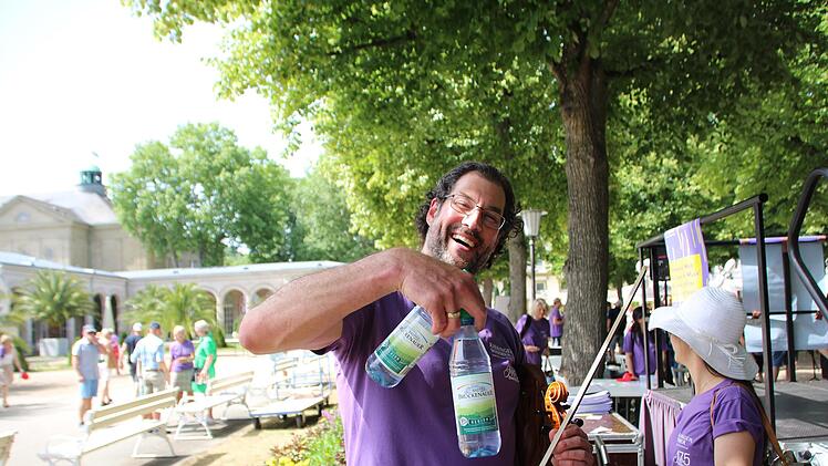 Impression vom Flashmob. Ohne Wasser ging es nicht: Bratschist Georg Katsouris. Foto: Johannes Schlereth