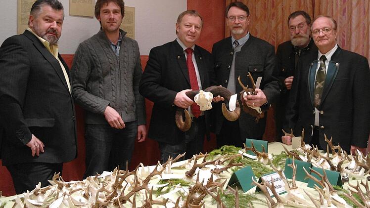 Blicken bei der Hegeschau in Speicherz auf das alte Jagdjahr zurück (von links): Hans-Peter Donislreiter von der unteren Jagdbehörde, Bürgermeister Jochen Vogel, Landrat Thomas Bold, Vorsitzender Dr. Edmund Wilhelm, stellvertretender Vorsitzender Gerd Gallitzdörfer und Schwarzwildringleiter Gerhard Fiedler.
