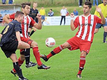 Die Gäste von Bosporus Coburg hatten in Ebersdorf den längeren Atem und gewannen doch noch mit 3:2. - Im Bild konnte Fabian Zapf zwei Gästespieler stoppen. Foto: Timo Geldner