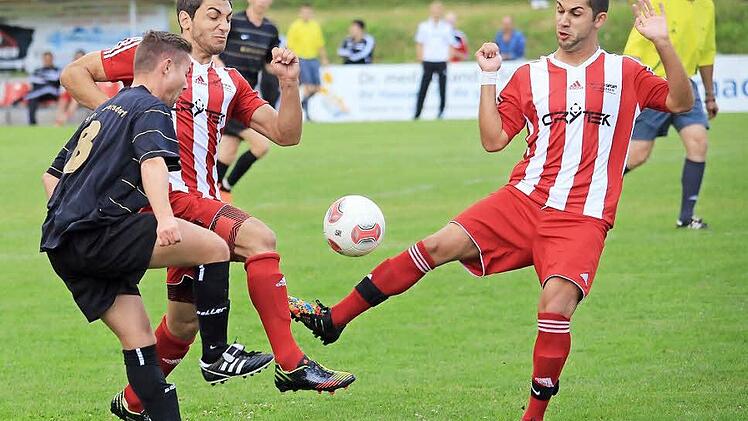 Die Gäste von Bosporus Coburg hatten in Ebersdorf den längeren Atem und gewannen doch noch mit 3:2. - Im Bild konnte Fabian Zapf zwei Gästespieler stoppen. Foto: Timo Geldner