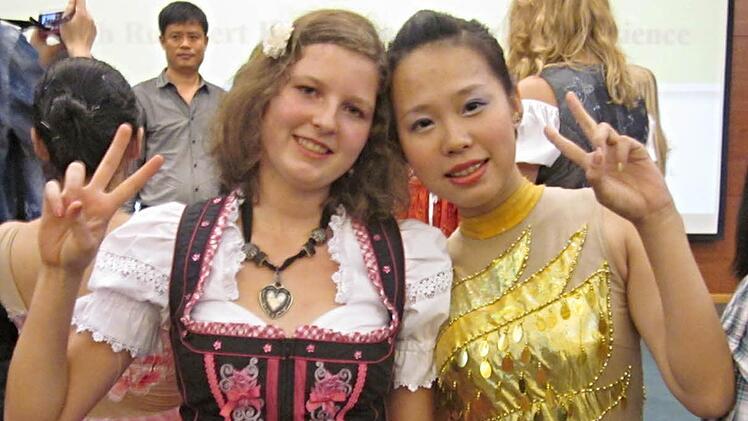 Viel Spaß hatte Anna Nestmann aus Mürsbach (links) zusammen mit "ihrer Chinesin" Joy bei ihrem Besuch in China. Foto: privat