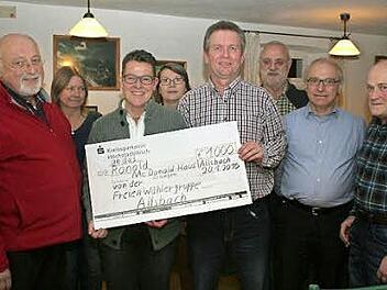 Sonja Heyder (3. v. l.) freut sich über die Spende der Freien Wählergruppe Ailsbach: Alfred Hüther, Petra Feulner, Lore Hütter, Harald Kaiser, Harald Feulner, Andreas Neudecker, Hans Schütz (v. l.) Foto: Evi Seeger