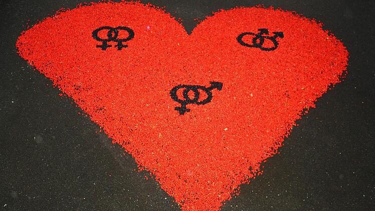 "Die ganz große Liebe" - an diesem Kunstwerk aus Zwergmispel- und Ligusterbeeren brachte ein Unbekannter Veränderungen an, die die Aussage ins Gegenteil verkehrten. Foto: Hubert Kolling