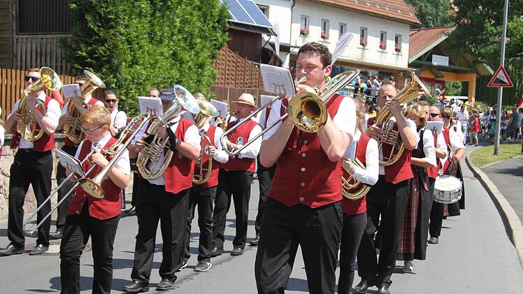 Der Musikverein Burghaig umrahmte das Wiesenfest in Ziegelhütten musikalisch. Foto: Sonny Adam
