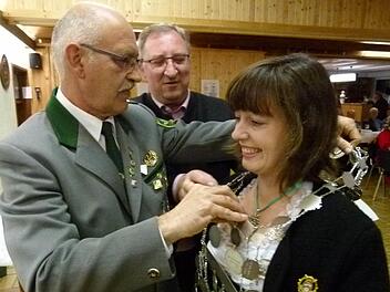 Die Freude stand der neuen Schützenkönigin Nadine Eddel ins Gesicht geschrieben, als Werner Scheurer (links) ihr im Beisein von Gerd Mücke (Mitte) die Königskette überstreifte.  Foto: Lothar Weidner
