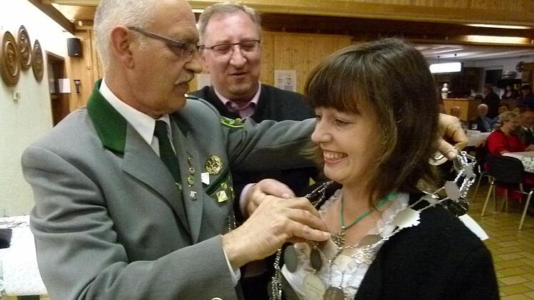 Die Freude stand der neuen Schützenkönigin Nadine Eddel ins Gesicht geschrieben, als Werner Scheurer (links) ihr im Beisein von Gerd Mücke (Mitte) die Königskette überstreifte.  Foto: Lothar Weidner
