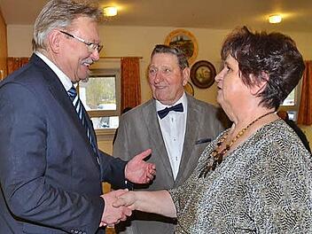 Der Pressiger Bürgermeister Hans Pietz (links) gratuliert dem Ehepaar Anna und Siegfried Hotz zur goldenen Hochzeit. Foto: K.- H. Hofmann