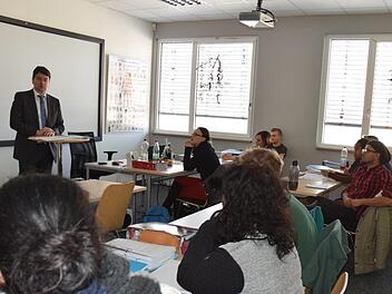Ein Abgeordneter am Lehrerpult:  Sandro Kirchner war bei  der Altenpflegehilfe-Klasse im bfz zu Gast.   Foto: Frank R&uuml;ppel