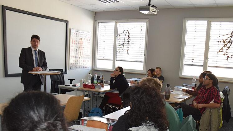 Ein Abgeordneter am Lehrerpult:  Sandro Kirchner war bei  der Altenpflegehilfe-Klasse im bfz zu Gast.   Foto: Frank R&uuml;ppel