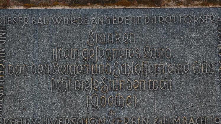 Den Rahmen der Tafel bildet der Schriftzug "Dieser Bau wurde angeregt durch Forstrat Eduard Schindhelm und ausgeführt v. Verkehrs u. Verschön. Verein Kulmbach 1927". Foto: Erich Olbrich