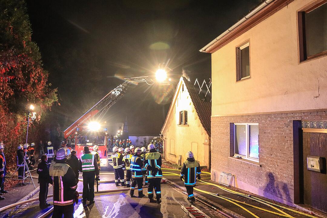 Aschbach: Während Renovierungsarbeiten - Dachstuhl in Flammen