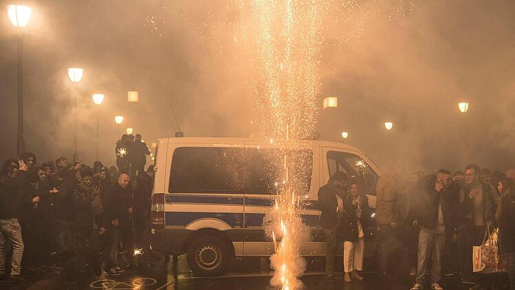 Ein Silvester geht's nicht nur lustig zu - zahlreiche Schlägereien und Streitereien beschäftigten auch in Franken die Einsatzkräfte. Symbolfoto: Boris Roessler/dpa