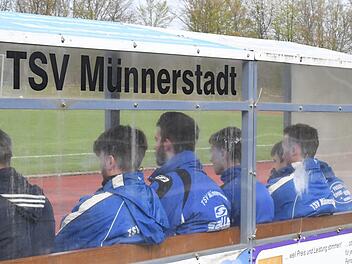 Die Spieler auf der Ersatzbank   des TSV Münnerstadt sind ein Rückhalt für die Fußballer auf dem Platz. Große Unterstützung erhalten die Kicker auch vom Förderverein, der jetzt mit einem Fest ein kleines Jubiläum feiert. Hopf