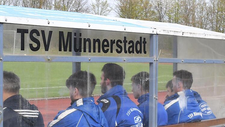 Die Spieler auf der Ersatzbank   des TSV Münnerstadt sind ein Rückhalt für die Fußballer auf dem Platz. Große Unterstützung erhalten die Kicker auch vom Förderverein, der jetzt mit einem Fest ein kleines Jubiläum feiert. Hopf