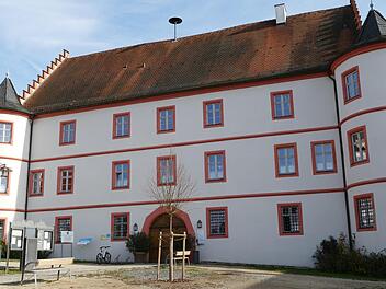 Im Schloss Trabelsdorf, dem Rathaus, soll der Stuhl in einer Vitrine für jeden sichtbar werden.  Foto: Marion Krüger-Hundrup