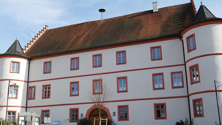 Im Schloss Trabelsdorf, dem Rathaus, soll der Stuhl in einer Vitrine für jeden sichtbar werden.  Foto: Marion Krüger-Hundrup