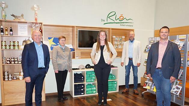 Katharina Klug (Mitte) ist die neue Umweltbildungsfachkraft des Vereins Naturpark und Biosph&auml;renreservat Rh&ouml;n. Sie wird in der Umweltbildungsst&auml;tte t&auml;tig sein. Vorgestellt und begr&uuml;&szlig;t wurde sie durch (von links) Landrat Thomas Habermann, B&uuml;rgermeisterin Birgit Erb, Gesch&auml;ftsf&uuml;hrer Klaus Spitzl und Gesch&auml;ftsf&uuml;hrer Bernd Fischer.  Foto: Marion Eckert