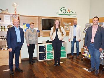 Katharina Klug (Mitte) ist die neue Umweltbildungsfachkraft des Vereins Naturpark und Biosphärenreservat Rhön. Sie wird in der Umweltbildungsstätte tätig sein. Vorgestellt und begrüßt wurde sie durch (von links) Landrat Thomas Habermann, Bürgermeisterin Birgit Erb, Geschäftsführer Klaus Spitzl und Geschäftsführer Bernd Fischer.  Foto: Marion Eckert