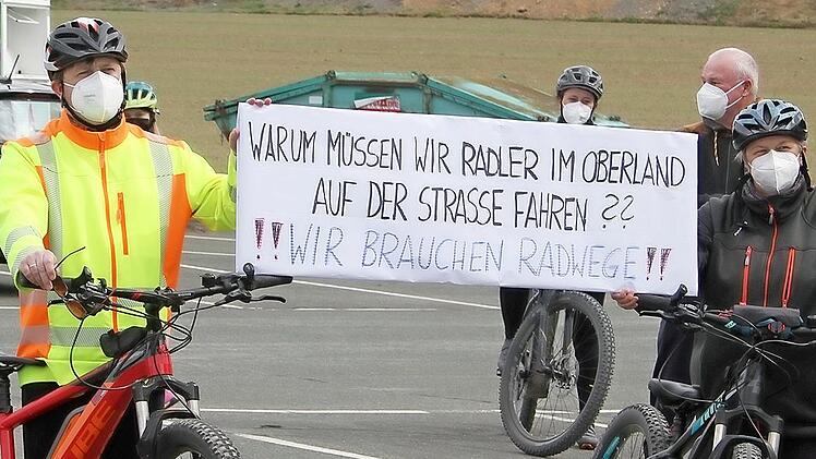 Hans-Joachim und Silke Burger sind begeisterte E-Bike-Fahrer. Sie haben für die Demonstration ein Schild mitgebracht.