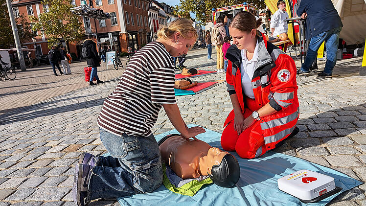Reanimationstraining auf dem Schlossplatz in Erlangen