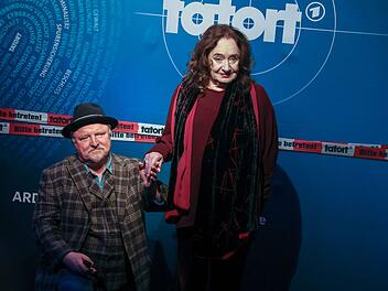 Axel Prahl und Mechthild Großmann Ehre, wem Ehre gebührt: Bei der Premiere des neuen Münster-"Tatorts" ging Axel Prahl vor Mechthild Großmann auf die Knie.