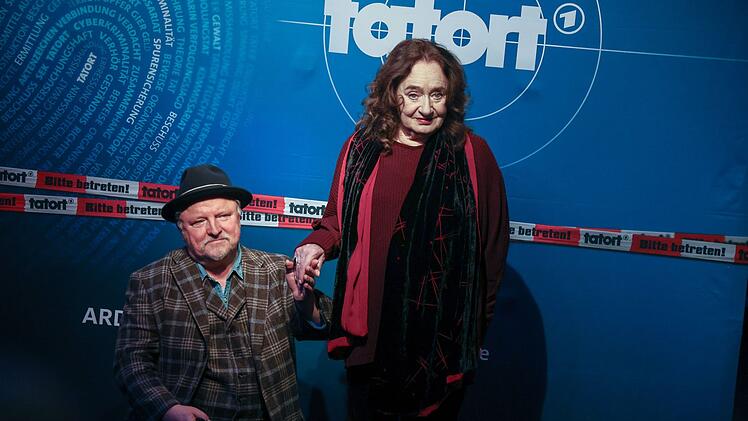 Ehre, wem Ehre gebührt: Bei der Premiere des neuen Münster-"Tatorts" ging Axel Prahl vor Mechthild Großmann auf die Knie.