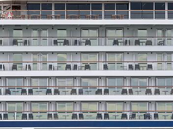 Kreuzfahrtschiff im Ostseebad in Warnem&uuml;nde