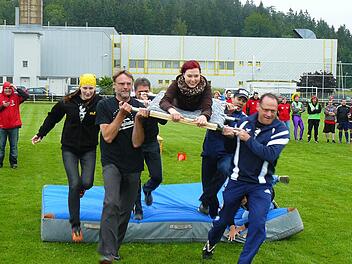 Der fliegende Teppich erforderte Kraft und Geschicklichkeit. Fotos: Klaus-Peter Wulf