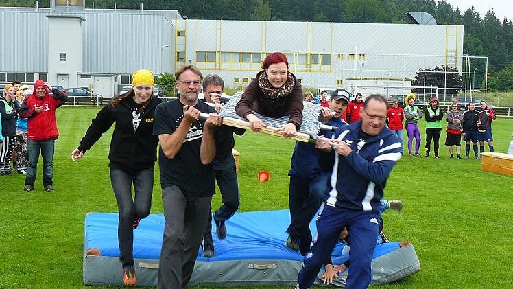 Der fliegende Teppich erforderte Kraft und Geschicklichkeit. Fotos: Klaus-Peter Wulf