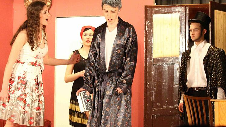 Simon Düsterdiek hält seine zurückgekehrte Ehefrau Marina Kraus in seinem Irrglauben aus Sein und Schein für irreal. Das Leugnen der Realität lässt auch den Zauberer Bastian Hunger und Gattin Lorena Helfrich im Hintergrund ratlos zurück . Foto: Thomas Dill