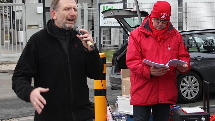 Betriebsseelsorger Eckhard Schneider und IG-Metall-Bevollmächtigter Jürgen Apfel (rechts)   Foto: Friedwald Schedel