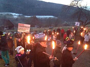 Flammender Protest gegen Südlink: Bei einer Demonstration ließen die Römershager ihrem Unmut über die Stromtrasse freien Lauf. Foto: Sebastian Schmitt-Mathea