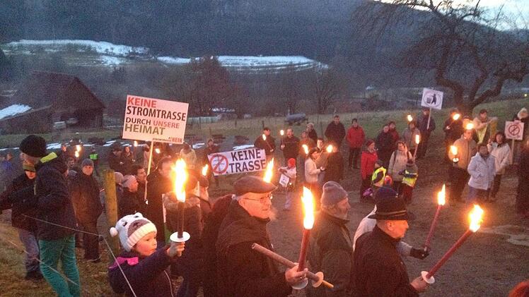 Flammender Protest gegen Südlink: Bei einer Demonstration ließen die Römershager ihrem Unmut über die Stromtrasse freien Lauf. Foto: Sebastian Schmitt-Mathea