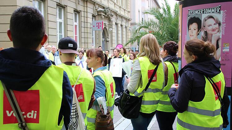 H&M Mitarbeiter protestieren in Bad Kissingen. Foto: Benedikt Borst