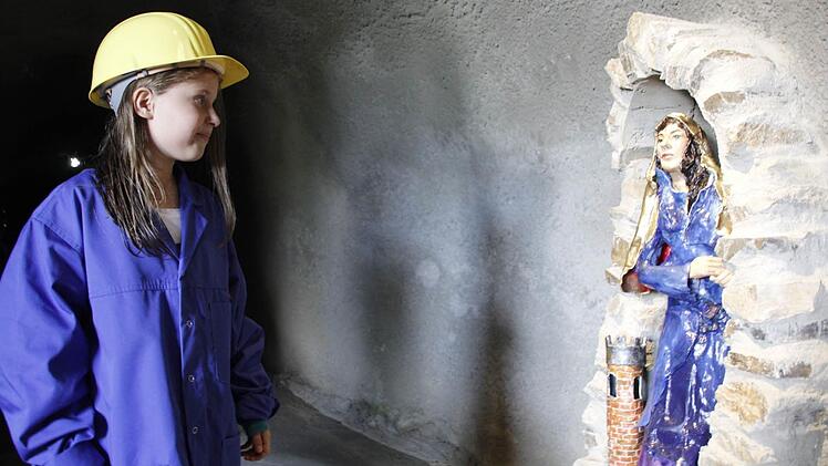 Lissi Tengler und die Heilige Barbara, die die Stadtsteinacher Künstlerin Renate Winterfeld für das Besucher-Bergwerk geschaffen hat. Foto: Matthias Beetz