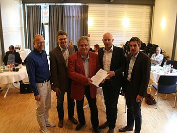 Michael Karmann, Karl-Heinz Wagner, Rainer Albart, Claus Schwarzmann und Torsten Gunselmann verabreden ihre Zusammenarbeit. Foto: Sylvia Hubele