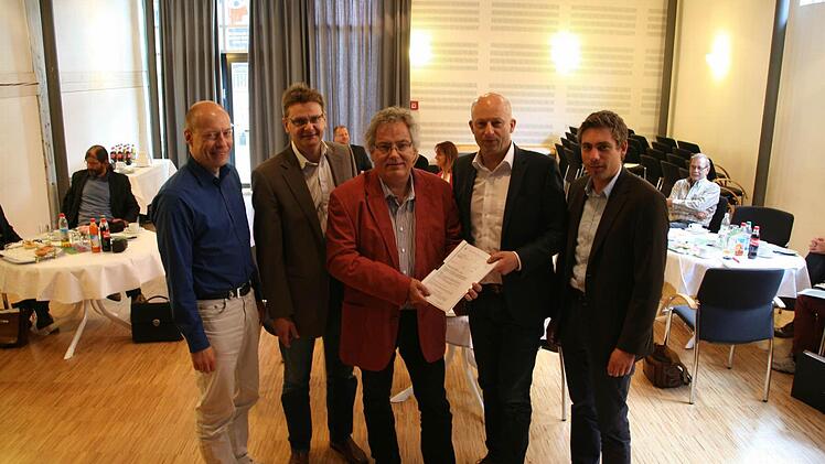 Michael Karmann, Karl-Heinz Wagner, Rainer Albart, Claus Schwarzmann und Torsten Gunselmann verabreden ihre Zusammenarbeit. Foto: Sylvia Hubele