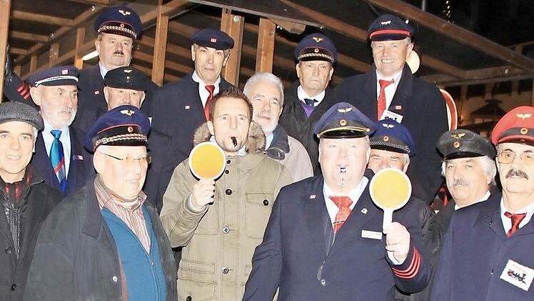 Die Kameradschaft der Zugbegleiter und Bürgermeister Andreas Hügerich (vorn, Dritter von links) geben den Start-Pfiff.