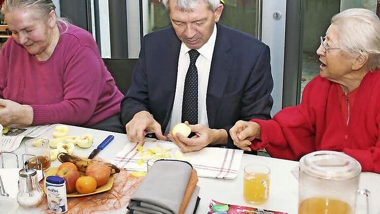 Jede Menge Apfelschnitze wurden für den Kuchen gebraucht - Landrat Kalb half kräftig mit. Foto: Evi Seeger
